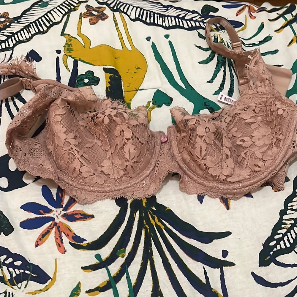 Victoria’s Secret Dream Angels Lace Underwire Bra in Tan LIKE NEW Size 36C
